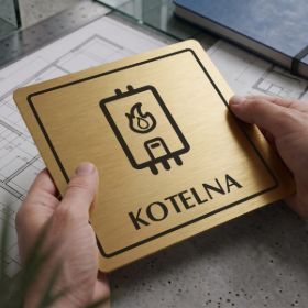 Piktogram Kotelna – zlatá cedulka, jednoduchý rámeček