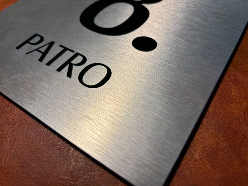 6 PATRO, stříbrná cedulka 200x200mm 