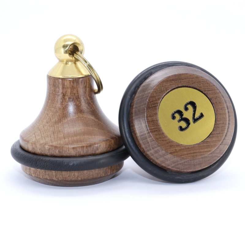 Dřevěná hotelová klíčenka, zvonek, tm. hnědá + číslo zdarma