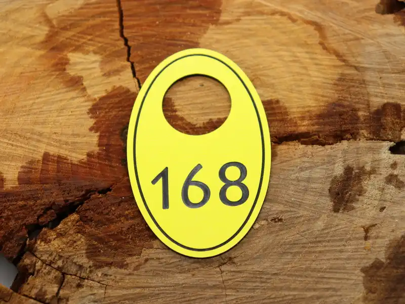 Šatní visačka, rozměr oválu 50x80 mm