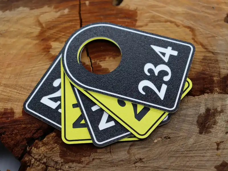 Šatní visačka, rozměr 90x42 mm