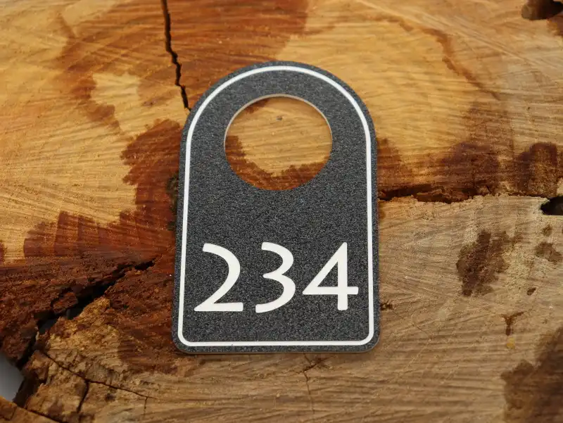 Šatní visačka, rozměr 90x42 mm