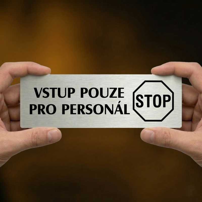 Vstup pro personál, 200x66mm, zlatá popiska s rámečkem