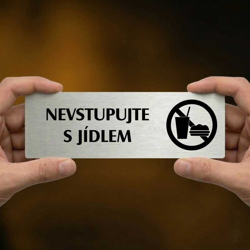 Nevstupujte s jídlem, 240x79mm, stříbrná popiska s okrasným rámečkem  
