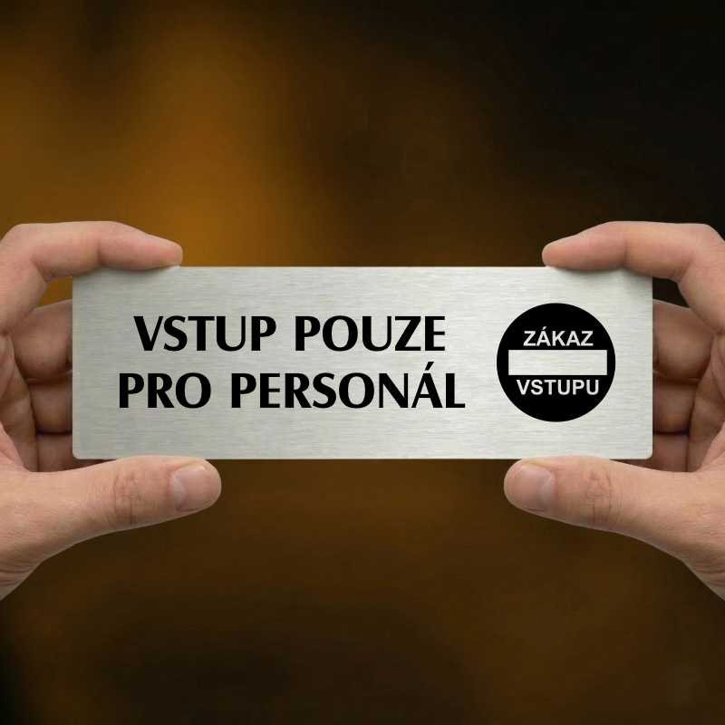 Vstup pouze pro personál, 240x79mm, stříbrná popiska 