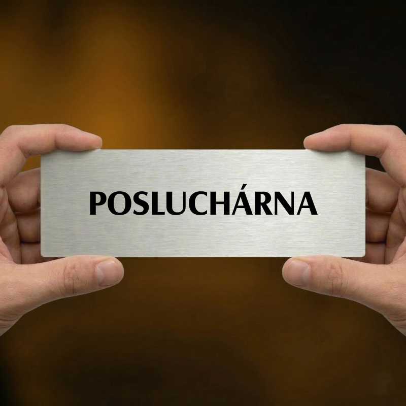 Posluchárna, 200x66mm, stříbrná popiska s imitacemi šroubků