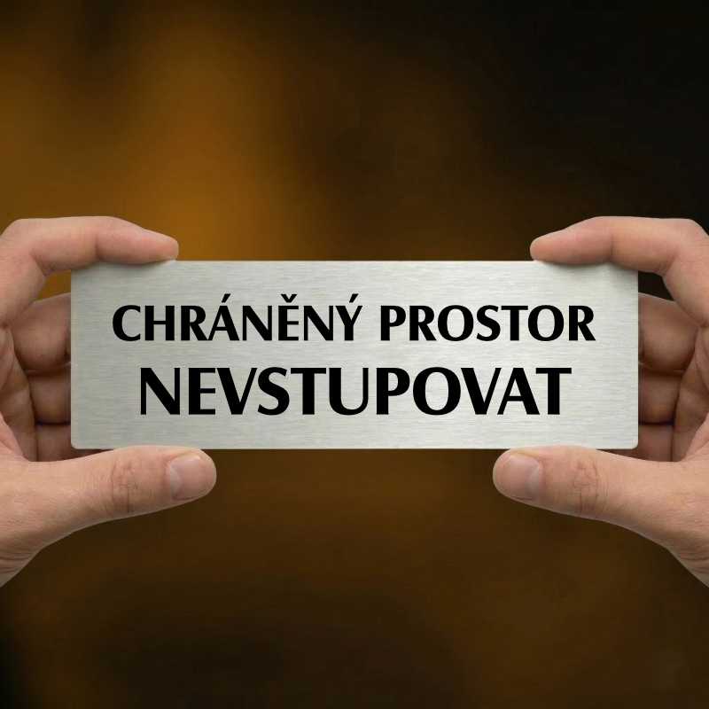 Chráněný prostor, 240x79mm, stříbrná popiska 