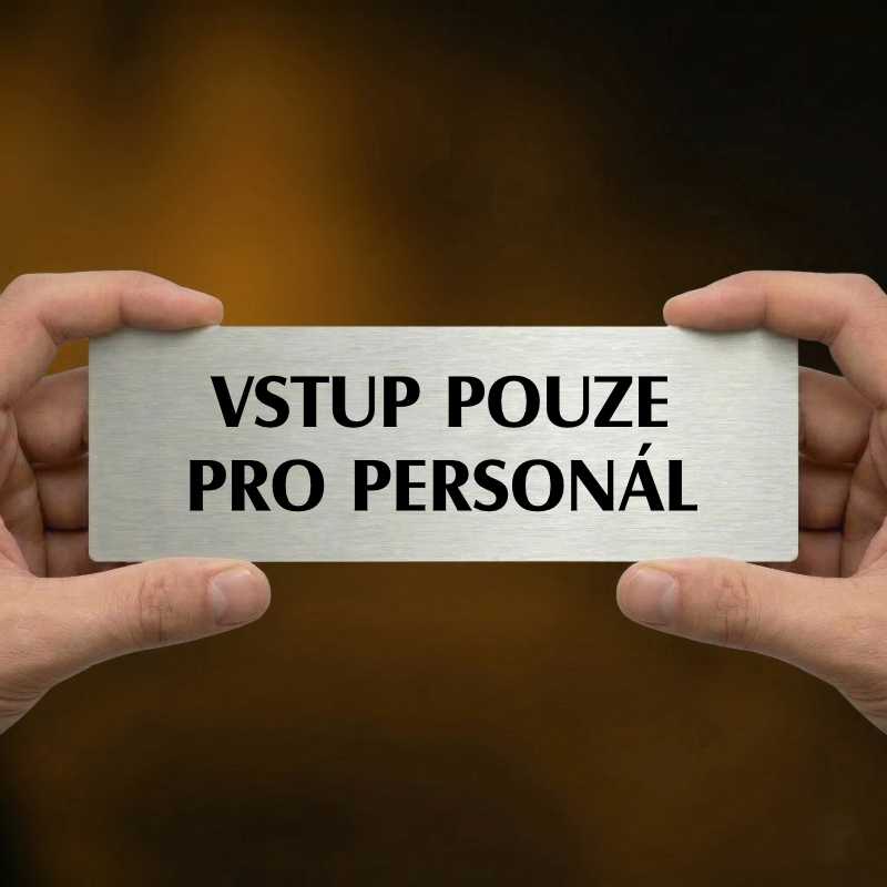 Vstup pouze pro personál, 240x79mm, stříbrná popiska s dvojtým rámečkem
