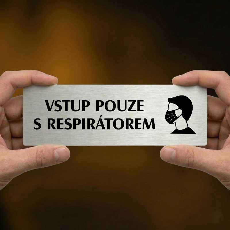 Vstup pouze s respirátorem, 200x66mm, zlatá popiska s rámečkem