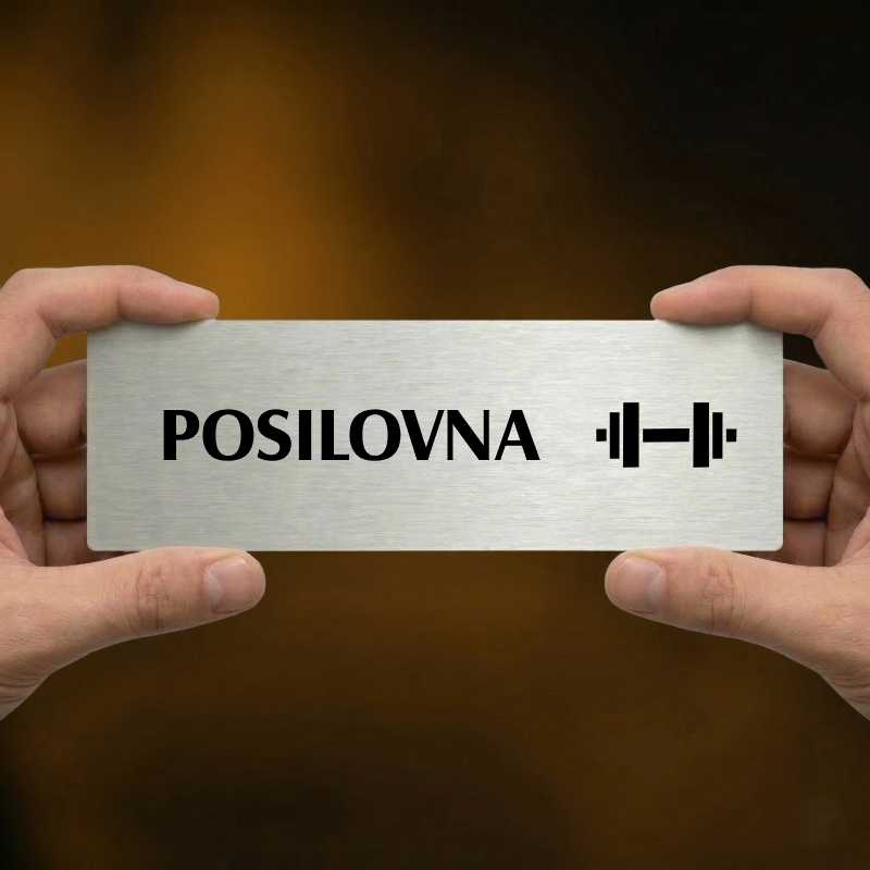 Posilovna, stříbrná popiska na dveře