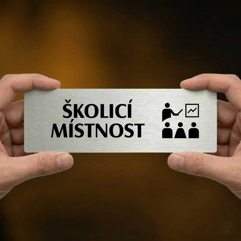 Školicí místnost, 240x79mm, zlatá popiska s imitacemi šroubků