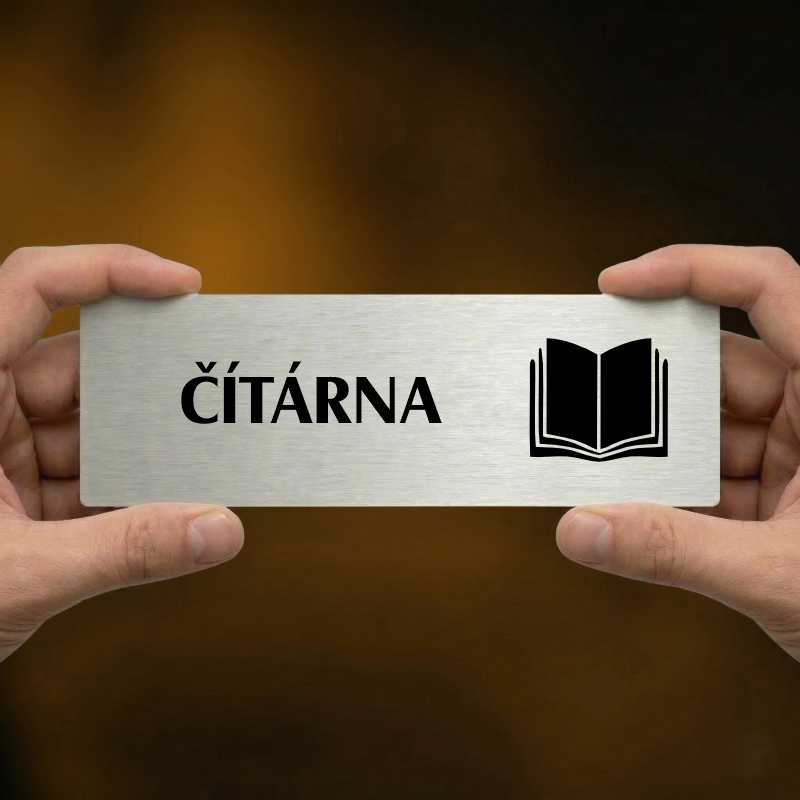 Čítárna, stříbrná popiska na dveře