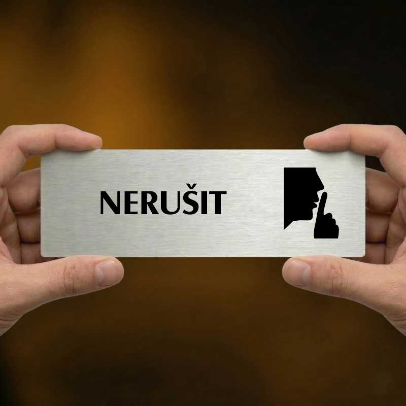 Nerušit, 200x66mm, zlatá popiska s okrasným rámečkem  