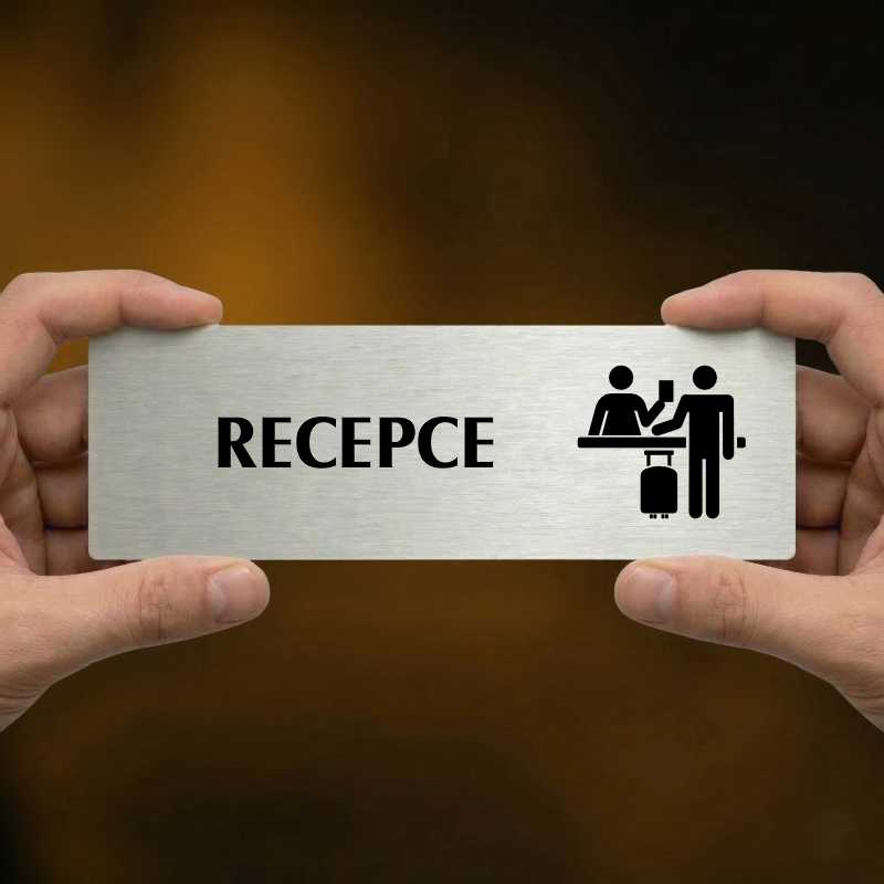 Recepce, stříbrná popiska na dveře