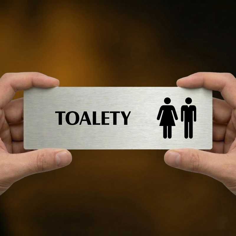 Toalety společné, stříbrná popiska na dveře