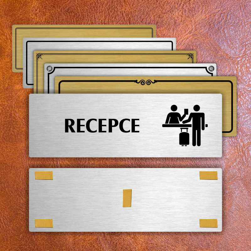 Recepce, stříbrná popiska na dveře