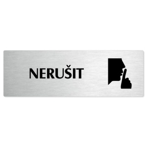 Nerušit, stříbrná popiska na dveře