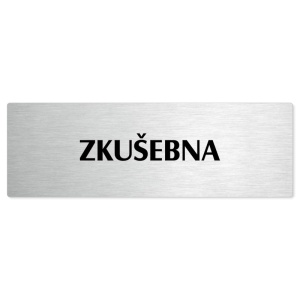 Zkušebna, stříbrná popiska na dveře