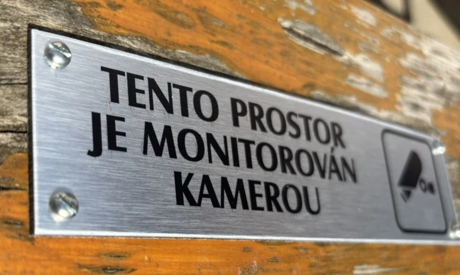 Prostor monitorován kamerou, 180x45mm + šrouby