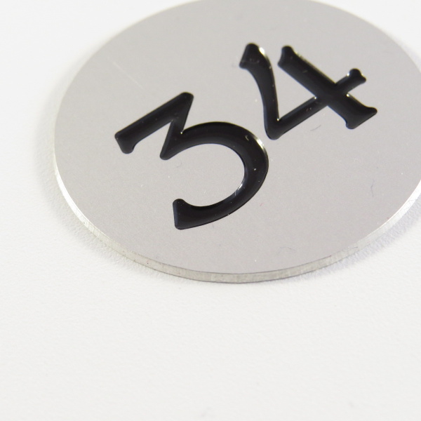 Číslo na dveře typ 3 – stříbrné matné, barvené,  průměr 40mm