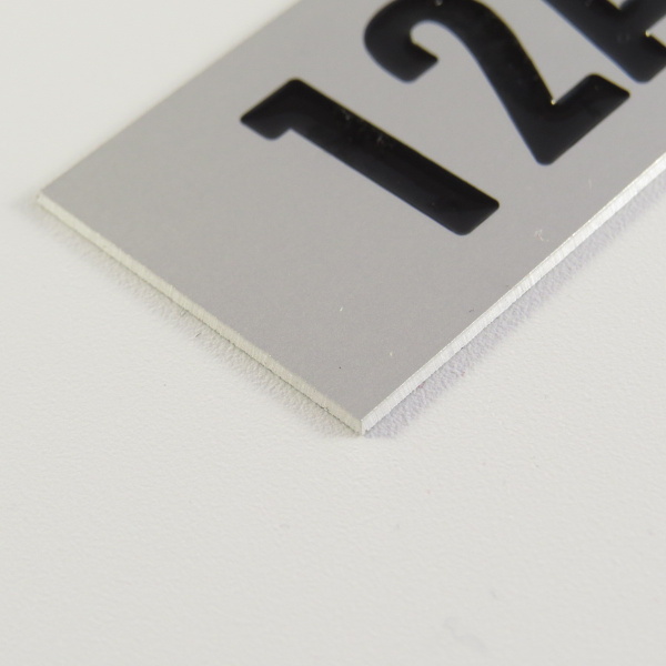 Číslo na dveře typ 5 – stříbrné matné, barvené,  60x30mm