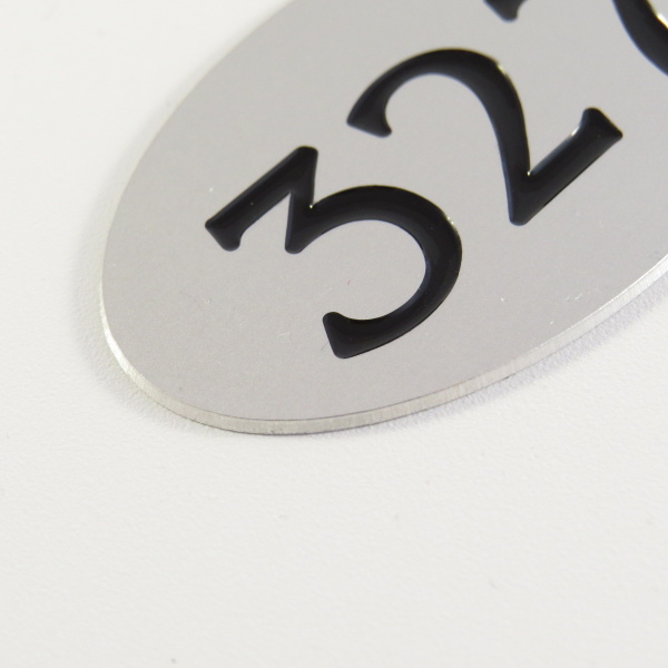 Číslo na dveře typ 7 – stříbrné matné, barvené, 60x36mm