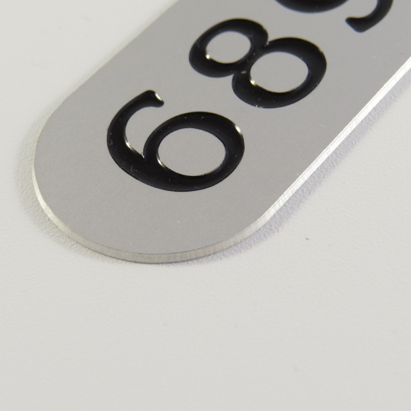 Číslo na dveře typ 8 – stříbrné matné, barvené,  60x27mm