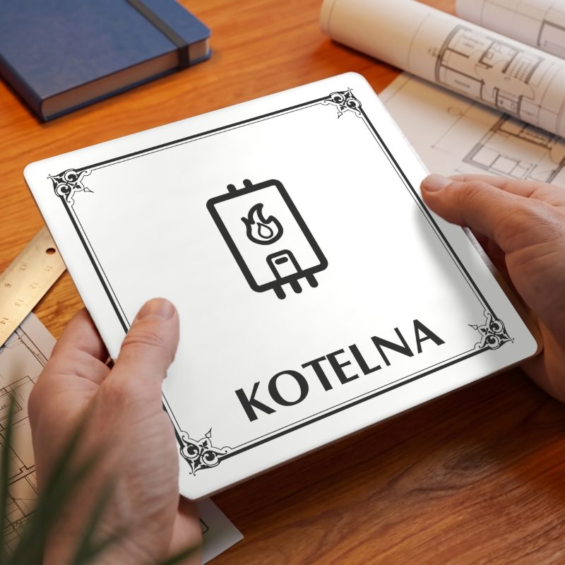 Piktogram Kotelna – bílá cedulka, ozdobný roh